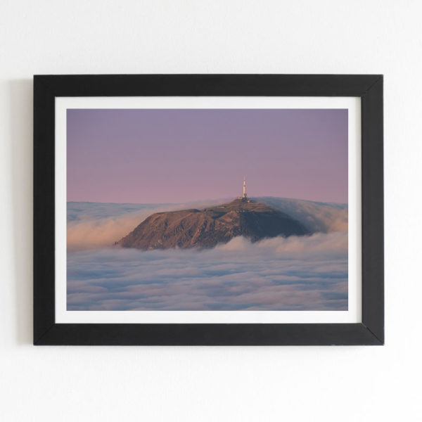 Le puy de Dôme dans une vague de nuages