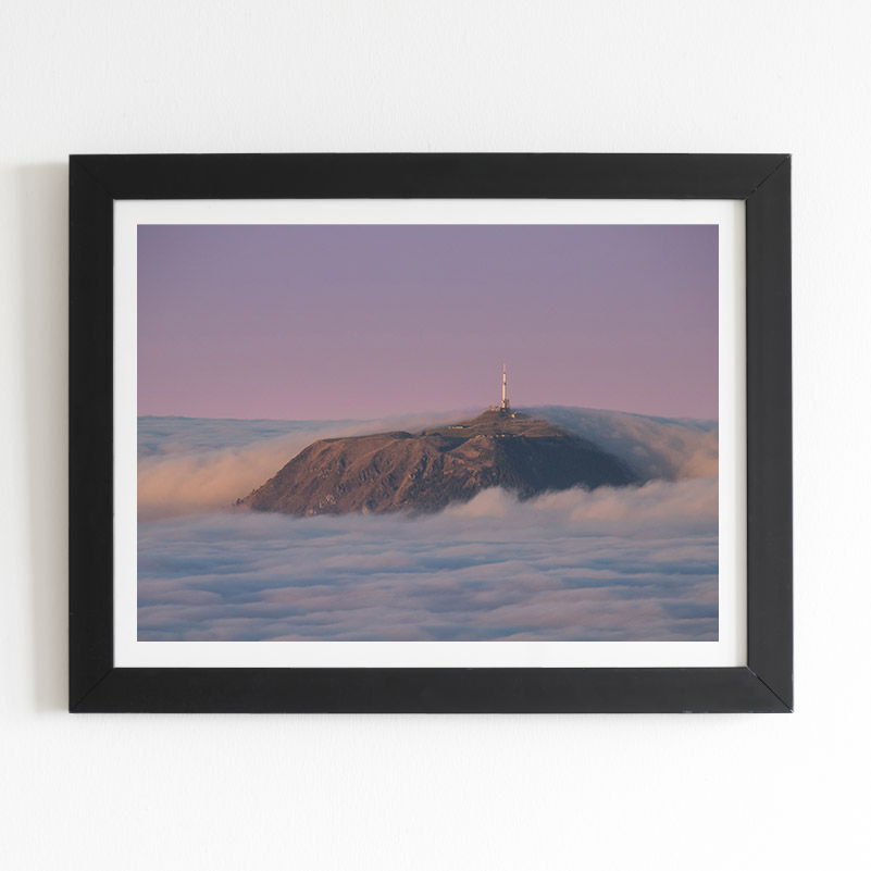 Le puy de Dôme dans une vague de nuages