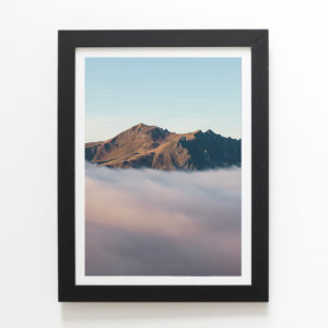 Le puy de Sancy dépassant d'une mer de nuages