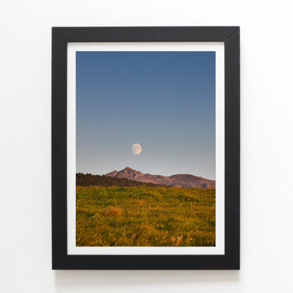 La lune se reposant au sommet du Sancy
