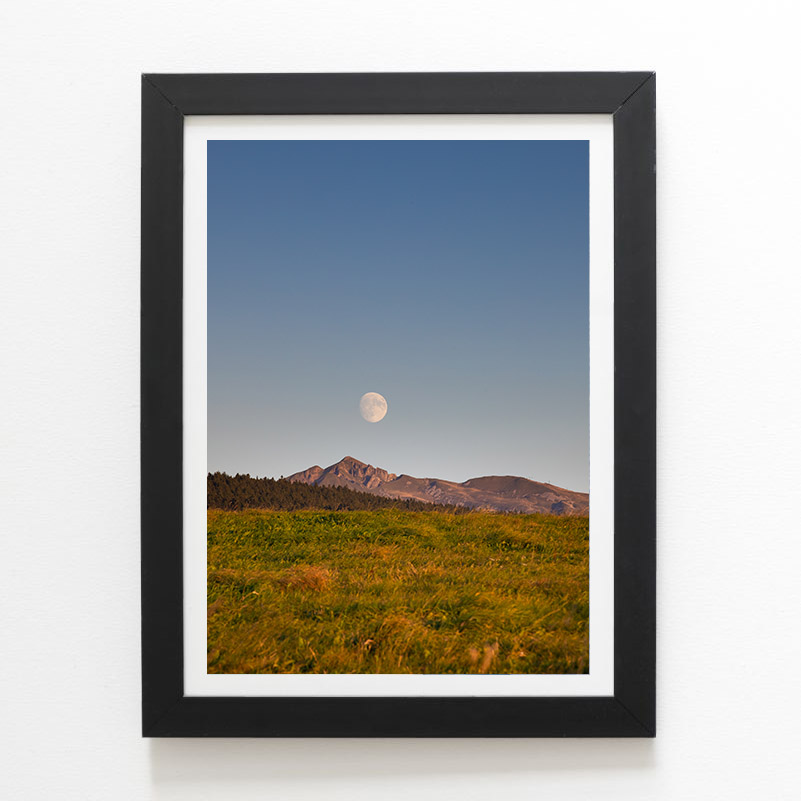 La lune se reposant au sommet du Sancy