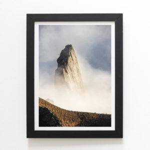 La dent de la Rancune, dans le Sancy, dépassant d'une mer de nuages