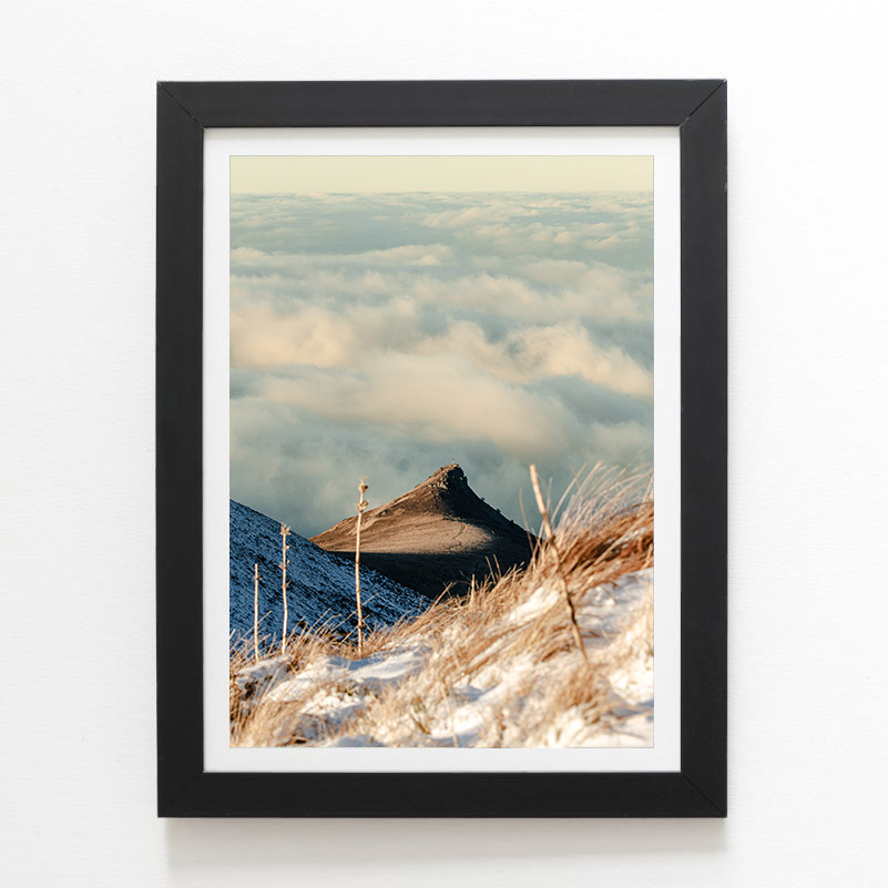 Le roc de Courlande depuis le puy de Cliergue dans une mer de nuages